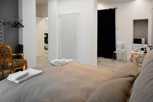 een slaapkamer met een bed met handdoeken erop bij Cozy Studio Downtown in Bassano del Grappa