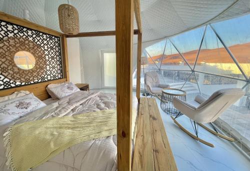 - une chambre avec un lit et un balcon dans l'établissement شاليه الروح AlRooh Chalet, à Al Raka