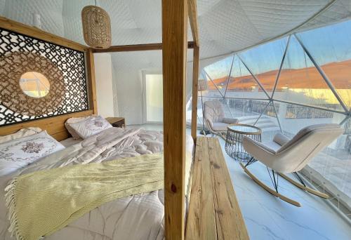 Postel nebo postele na pokoji v ubytování شاليه الروح AlRooh Chalet