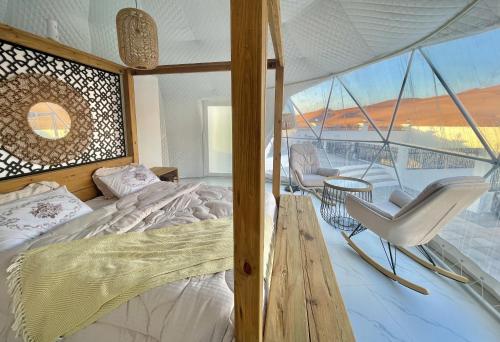 sypialnia z łóżkiem i balkonem w obiekcie شاليه الروح AlRooh Chalet w mieście Al Raka