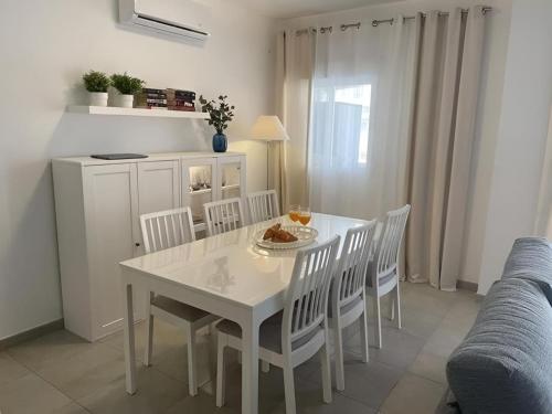 a white dining table and chairs in a kitchen at C. del Mar - de Luxe apartament Centrum Torrevieja in Torrevieja