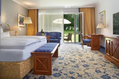 Ένα ή περισσότερα κρεβάτια σε δωμάτιο στο Steigenberger Hotel Der Sonnenhof