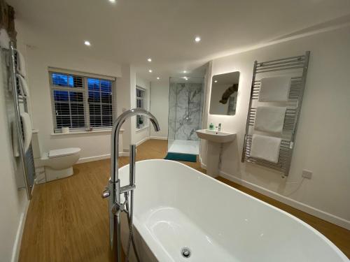 łazienka z wanną, toaletą i umywalką w obiekcie Pembrokeshire Near The Beach With A Heated Pool w mieście Pembroke
