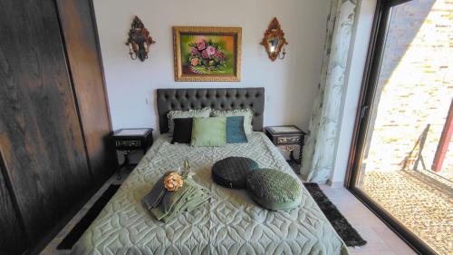 una camera da letto con un letto con cuscini sopra di Quinta dos Padrinhos - Suites in the Heart of the Douro a Lamego