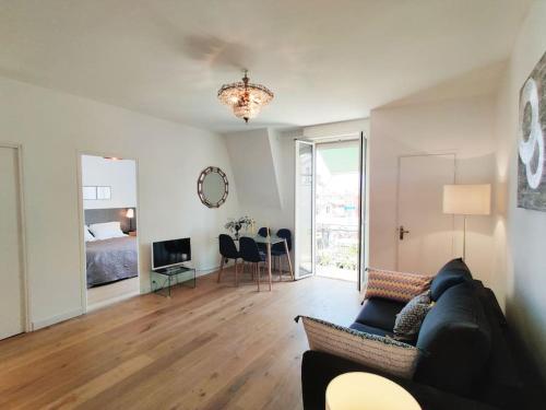 Top floor nest, balcony close to sea and old-town Bail Mobilité