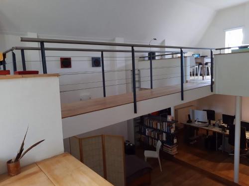 Cama elevada en habitación con escritorio en Loft in Borgloon en Borgloon