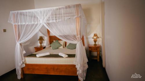 een slaapkamer met een hemelbed met groene kussens bij Dawn Resorts in Elkaduwa