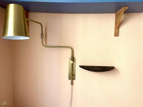 een lamp aan de muur met een lepel erop bij Casa Nuez Moscada in Villamartin