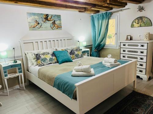 une chambre avec un grand lit avec des serviettes dessus dans l'établissement La corte segreta, à Venise