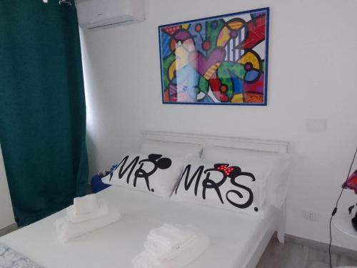 a white bed with the words mr and ms written on it at Relais sul Tempio in Pozzuoli