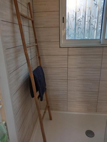 A bathroom at Petit chalet en bois