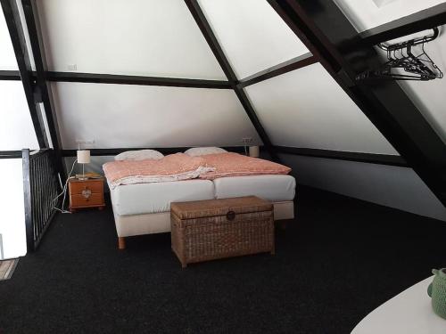 um quarto com duas camas num quarto em Vrijstaande recreatievilla met ruime omheinde tuin em Posterholt