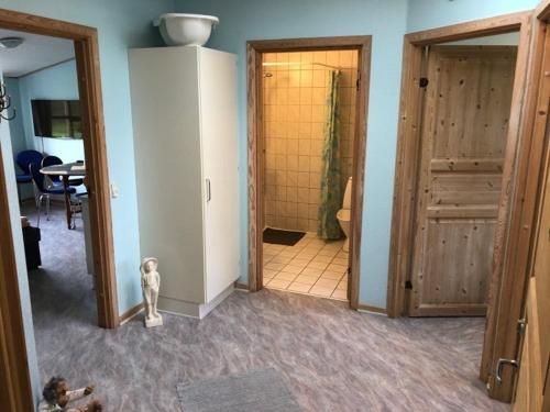 uma casa de banho com uma cabina de duche ao nível do chão e um WC. em Vibereden em Vorbasse