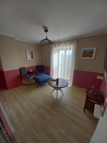 a living room with a couch and a table at Chambre d'hôtes Saumur-Champigny 2 personnes in Montreuil-Bellay