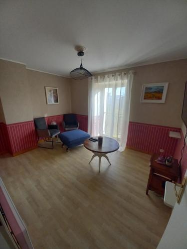 un salon avec un canapé et une table dans l'établissement Chambre d'hôtes Saumur-Champigny 2 personnes, à Montreuil-Bellay