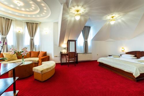 Habitación de hotel con 2 camas y sala de estar. en Garni Hotel Royal Crown, en Subotica