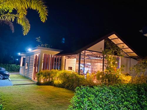 ein Haus in der Nacht mit eingeschaltetem Licht in der Unterkunft Blue Ba You Resort in Ban Khlong Haeng