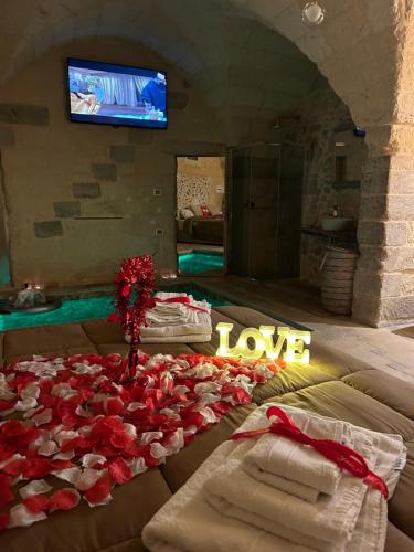 una camera con un letto con una composizione floreale di CORTE COCHLEA a Cannole