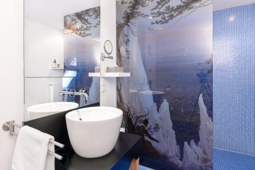 a bathroom with a tub and a sink and a shower at Kavaliershaus Schloß Blücher am Finckenersee in Fincken