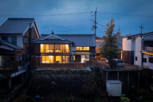 una casa nel mezzo di una città di notte di Satsuki (60min to koya, KIX) a Gojō