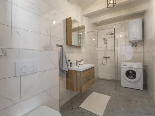 Bilik mandi di Adorable villa in Kringa with private pool