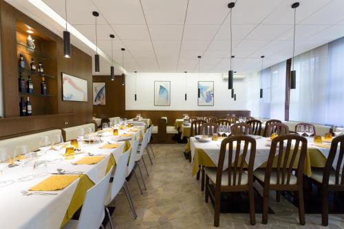 Un restaurante u otro lugar para comer en Hotel Centrale
