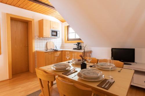 a kitchen and dining room with a table and chairs at Der Thomataler Wirt in Thomatal