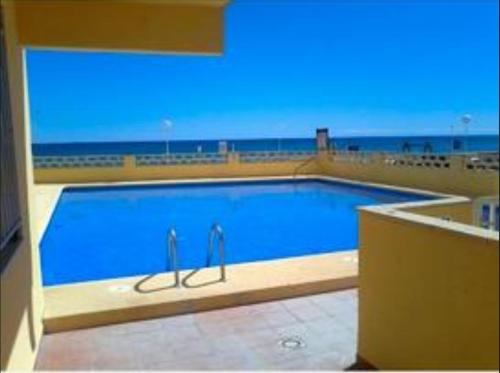 einen großen Pool mit Meerblick in der Unterkunft Acogedor apartamento con vistas al mar. in Bellreguart