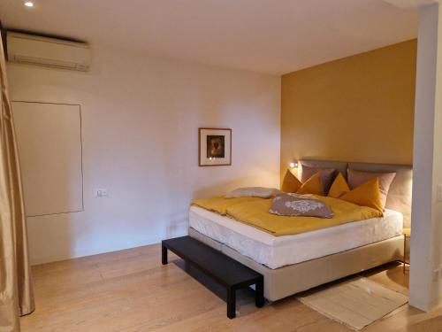 ein Schlafzimmer mit einem Bett in einem Zimmer in der Unterkunft Giardino Violetta in Lugano