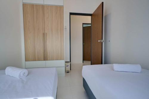Ein Bett oder Betten in einem Zimmer der Unterkunft ALOR SETAR IMPERIO PROFESSIONAL SUITE by Zenith Smart