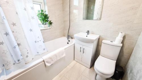 y baño con aseo, lavabo y bañera. en Modern Contractor Housing - FREE WiFi and parking! en Luton