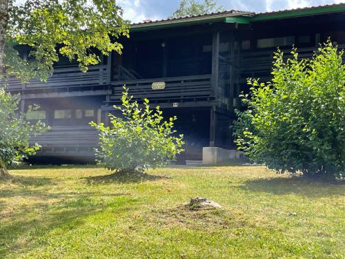 una casa con dos árboles delante de ella en Ferienwohnung Atelier, en Siegsdorf