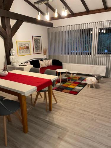 een woonkamer met tafels en banken. bij Ferienwohnung Atelier in Siegsdorf