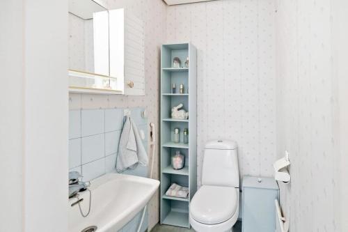 een badkamer met een toilet, een wastafel en een bad bij Omakotitalo, Pansio (near Meyer gate) in Turku
