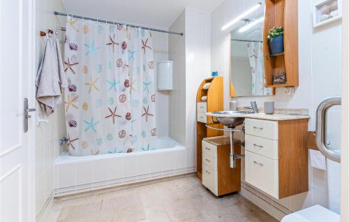 y baño con cortina de ducha y lavamanos. en Lovely Apartment In Estepona With House A Mountain View, en Estepona