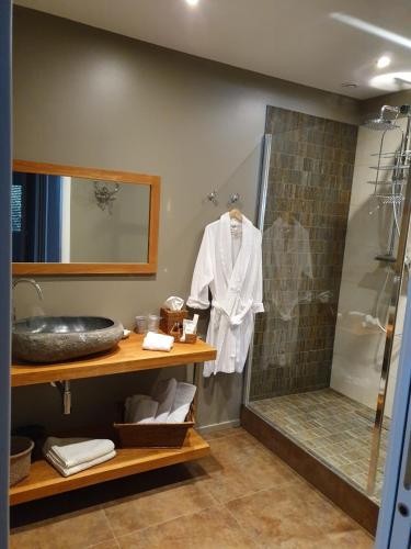 une salle de bain avec douche et lavabo dans l'établissement VILLA GOLFE AJACCIO près des plages, à Ajaccio