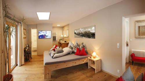 ein Wohnzimmer mit einem Sofa und Kissen in der Unterkunft Boutique-Pension Jägerwirt in Scheffau am Wilden Kaiser