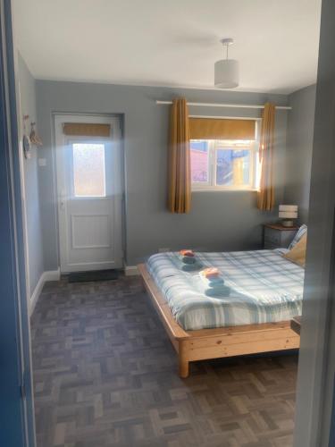 Schlafzimmer mit einem Bett und einem Fenster in der Unterkunft The Annexe in Filey