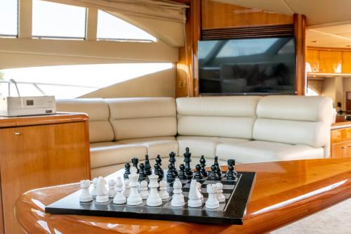 een schaakbord op een tafel in de woonkamer bij Luxury Yacht "Amato" in Sanremo