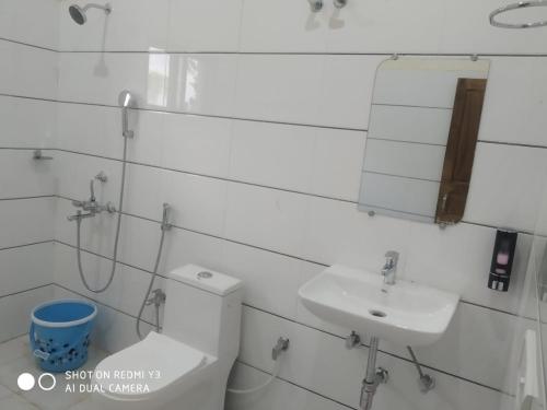 Bilik mandi di Aryan Camp - RiverView Farmstay, Panna Tiger Reserve, Madla