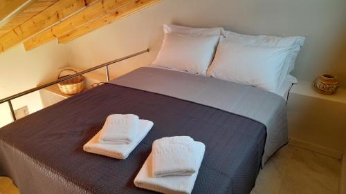 1 dormitorio con 1 cama con 2 toallas en Lesvos Tavari bay en Tavari
