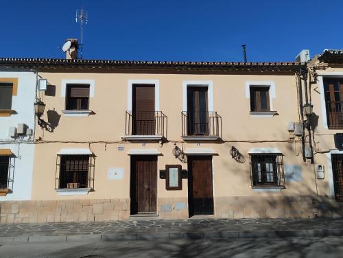 een gebouw met deuren en ramen aan een straat bij Casita de ensueño en Ronda in Ronda