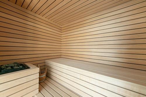 a corner of a sauna with a wooden wall at Sea House Resort in Brela