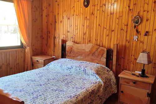 比奇烈穆的住宿－Casa de Campo a pasos del Estéreo，一间卧室设有一张床和木墙