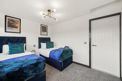 - une chambre avec 2 lits et un ventilateur de plafond dans l'établissement Boutique Penthouse in Yorkshire - Top Floor, à Castleford