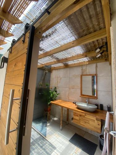 Bernica-les Bas的住宿－Villa Morin，一间带水槽和镜子的浴室