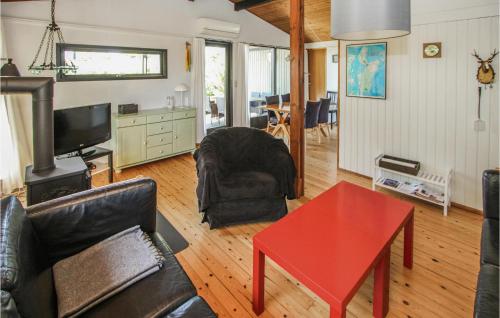 Μια τηλεόραση ή/και κέντρο ψυχαγωγίας στο Cozy Home In Samsø With Wifi