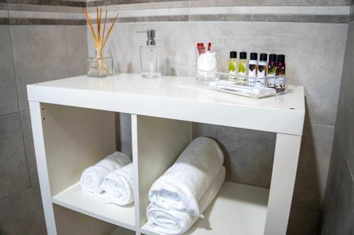 einen weißen Tisch im Bad mit Handtüchern in der Unterkunft Casa da Avó Maria in Arraiolos