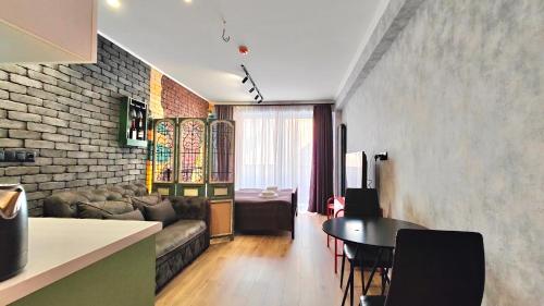 een woonkamer met een bank en een tafel bij New Gudauri Twins 126 in Goedaoeri