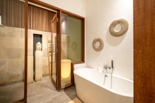 y baño con bañera y lavamanos. en Rouge - Villas & Spa, en Ubud